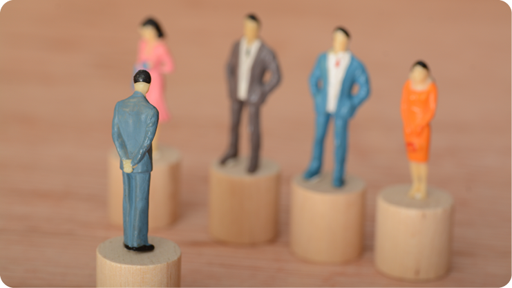 4 Spielfiguren stehen gegenüber 1 anderen Spielfigur.